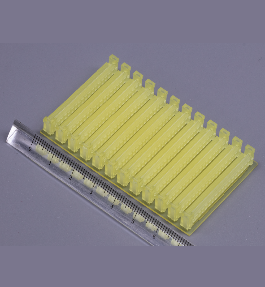 microArch® S150 Ultra 高速微型3D列印設備：精密連接器